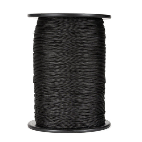 Een spoel van 500 meter zwart polyester koord van 2 mm dikte, strak gevlochten met een uniforme structuur, netjes opgerold op een zwarte spoel met ronde flenzen aan de boven- en onderkant, tegen een witte achtergrond.