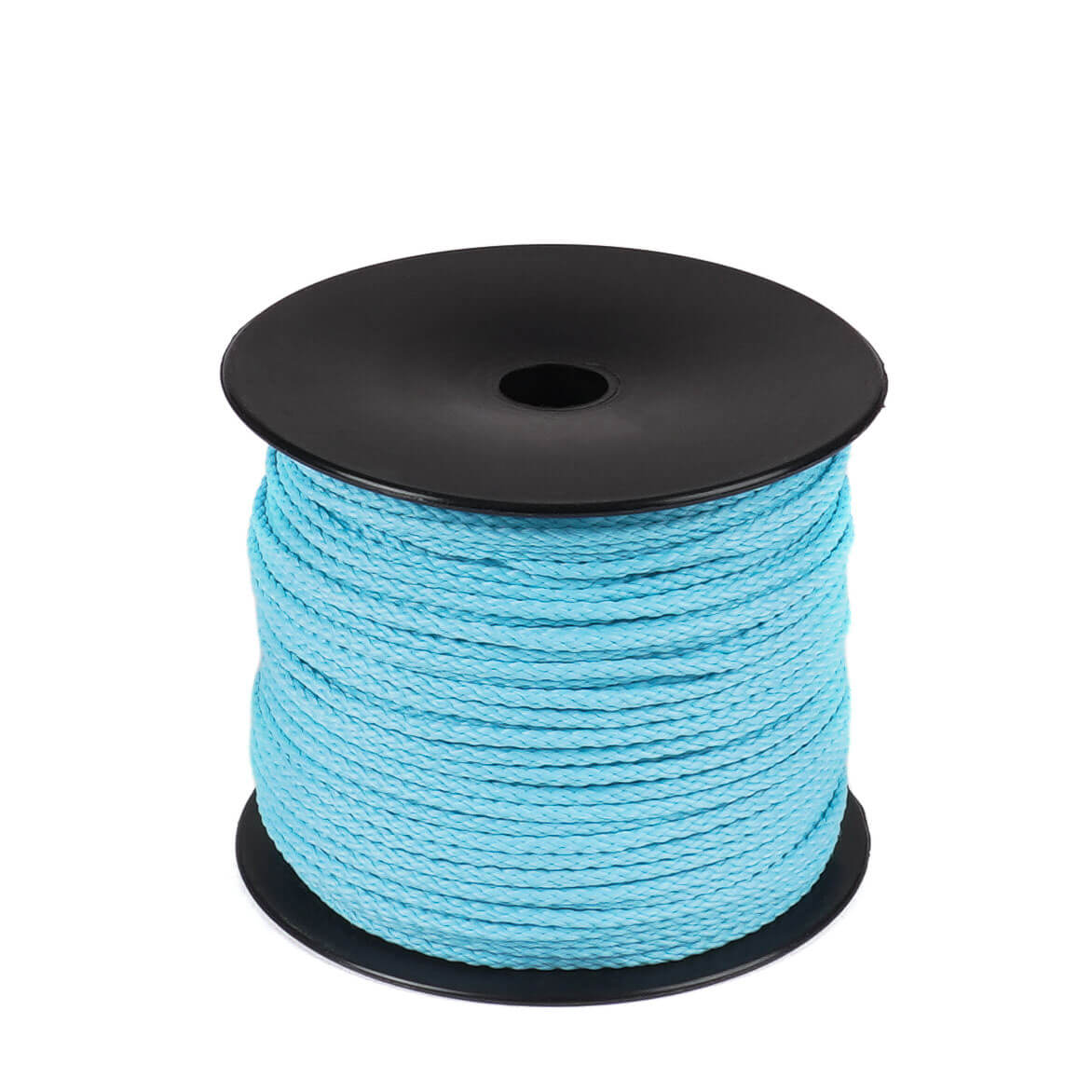 Een spoel van 100 meter lichtblauw polyester koord van 2 mm dikte, strak gevlochten met een uniforme structuur, netjes opgerold op een zwarte spoel met ronde flenzen aan de boven- en onderkant, tegen een witte achtergrond.