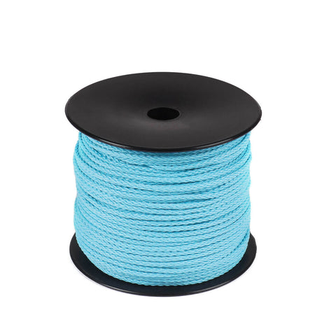 Een spoel van 100 meter lichtblauw polyester koord van 2 mm dikte, strak gevlochten met een uniforme structuur, netjes opgerold op een zwarte spoel met ronde flenzen aan de boven- en onderkant, tegen een witte achtergrond.