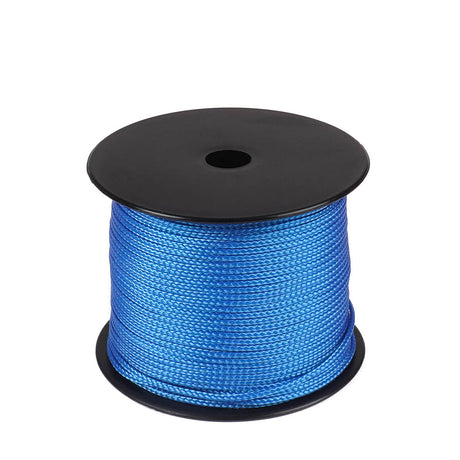 Een spoel van 100 meter blauw polyester koord van 2 mm dikte, strak gevlochten met een uniforme structuur, netjes opgerold op een witte spoel met ronde flenzen aan de boven- en onderkant, tegen een witte achtergrond.