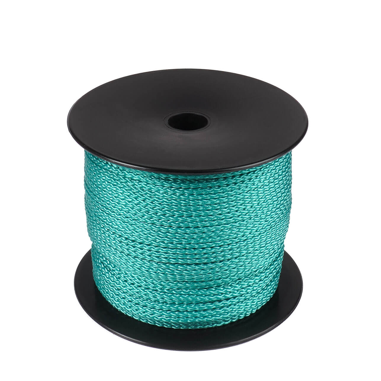 Een spoel van 100 meter groen polyester koord van 2 mm dikte, strak gevlochten met een uniforme structuur, netjes opgerold op een zwarte spoel met ronde flenzen aan de boven- en onderkant, tegen een witte achtergrond.