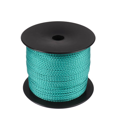 Een spoel van 100 meter groen polyester koord van 2 mm dikte, strak gevlochten met een uniforme structuur, netjes opgerold op een zwarte spoel met ronde flenzen aan de boven- en onderkant, tegen een witte achtergrond.