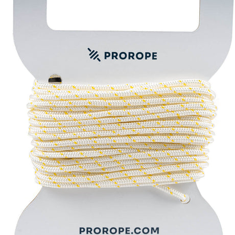 Close-up van het Prorope startkoord van nylon, waarbij de witte draad met gele stippen duidelijk zichtbaar is, met een gedetailleerd zicht op de textuur en het patroon.