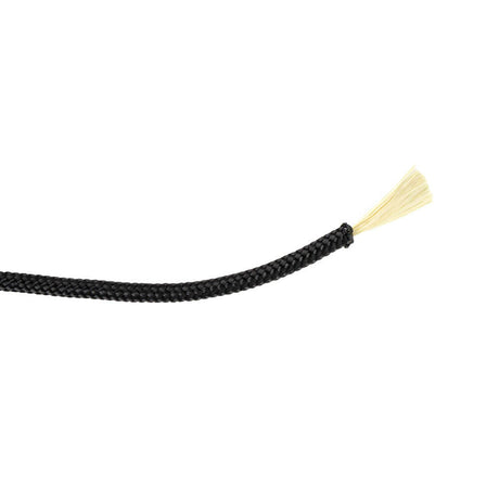 Een stuk zwart Kevlar-touw van 1,5 mm dikte, gevlochten met een strakke structuur, met een uiteinde dat is uitgefranst en de mooie beige aramide vezel van Kevlar toont, tegen een witte achtergrond.