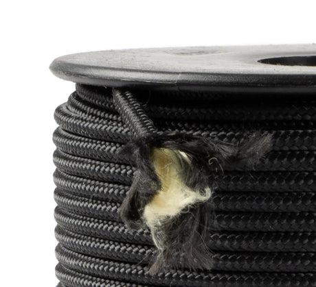 Een close-up van een rol zwart Kevlar-touw van 3 mm dikte, gemaakt van aramide vezels met een mooie polyester mantel, strak gevlochten met een uniforme structuur, waarbij een uiteinde is uitgefranst en de beige aramide vezels toont, opgerold op een zwarte spoel met ronde flenzen, tegen een witte achtergrond.