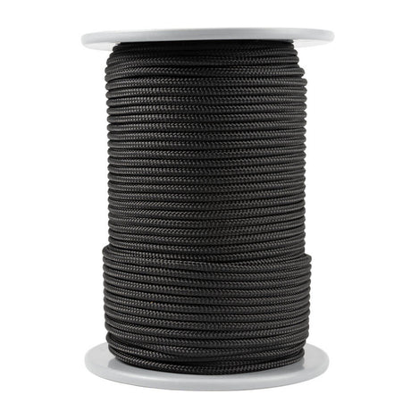 Een rol van 100 meter 4 mm Kevlar koord met een zwarte polyester mantel, strak opgerold op een witte spoel, tegen een witte achtergrond.
