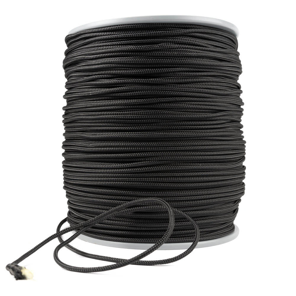Een rol 4 mm Kevlar koord van Prorope met een zwarte polyester mantel, strak opgerold op een witte spoel. Een losse lus van het koord ligt voor de rol, met een lichtgeel uiteinde dat de Kevlar kern toont, tegen een witte achtergrond.