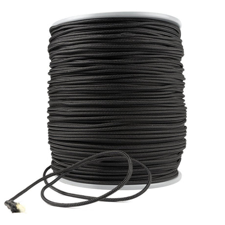 Een rol 4 mm Kevlar koord van Prorope met een zwarte polyester mantel, strak opgerold op een witte spoel. Een losse lus van het koord ligt voor de rol, met een lichtgeel uiteinde dat de Kevlar kern toont, tegen een witte achtergrond.
