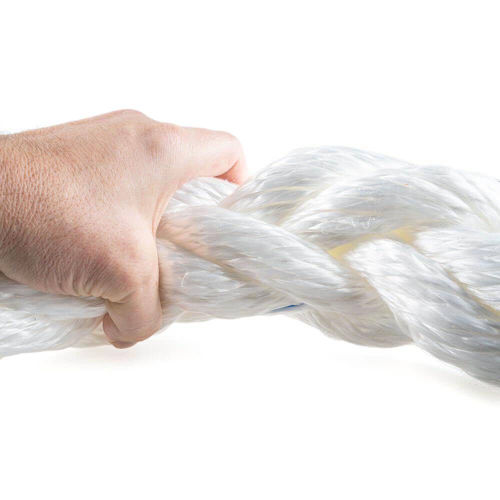 Close-up van witte kinetische sleepkabel, 56 mm, 65 ton breeksterkte. Slijtvast, UV-bestendig composiet, 6-15 m, 12,3-22 kg.