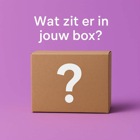 artonnen doos met groot wit vraagteken en de tekst "Wat zit er in jouw box?" op een paarse achtergrond. Ontdek de inhoud van deze mystery box, perfect voor verrassingen, cadeaus of abonnementsboxen met unieke items zoals touwen, knutselmateriaal of outdoor accessoires.