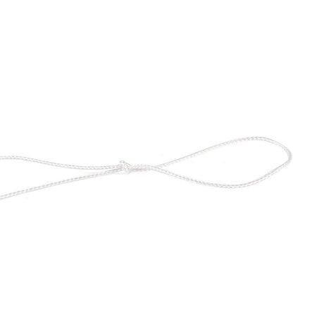 Close-up van wit 1,5 mm Dyneema touw zonder coating, met knoop. IJzersterk (300 kg breekkracht), ideaal voor windvaste screens.