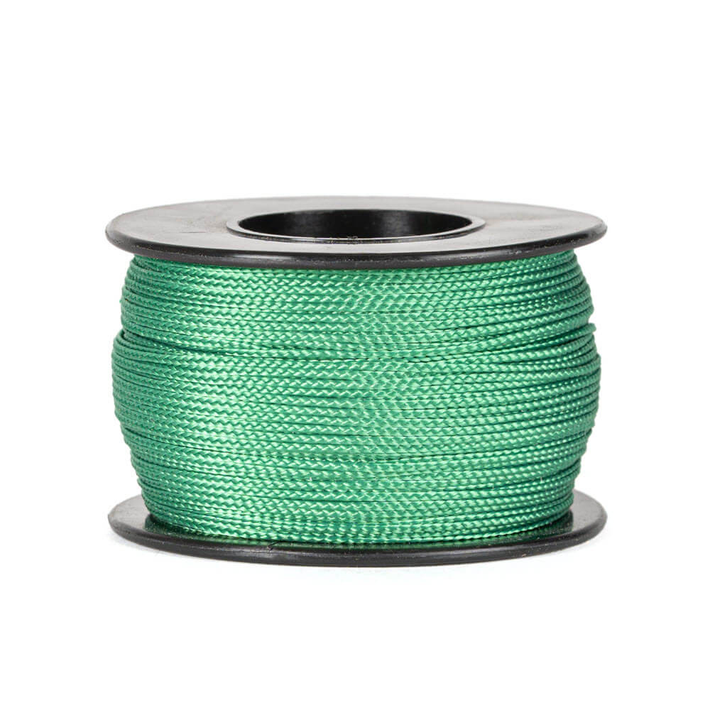 Een spoel van 90 meter groen polyester koord van 0,8 mm dikte, strak gevlochten met een uniforme structuur, netjes opgerold op een zwarte spoel met ronde flenzen aan de boven- en onderkant, tegen een witte achtergrond.