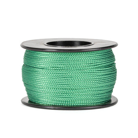 Een spoel van 90 meter groen polyester koord van 0,8 mm dikte, strak gevlochten met een uniforme structuur, netjes opgerold op een zwarte spoel met ronde flenzen aan de boven- en onderkant, tegen een witte achtergrond.