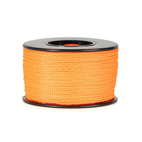 Een spoel van 90 meter oranje polyester koord van 0,8 mm dikte, strak gevlochten met een uniforme structuur, netjes opgerold op een zwarte spoel met ronde flenzen aan de boven- en onderkant, tegen een witte achtergrond.