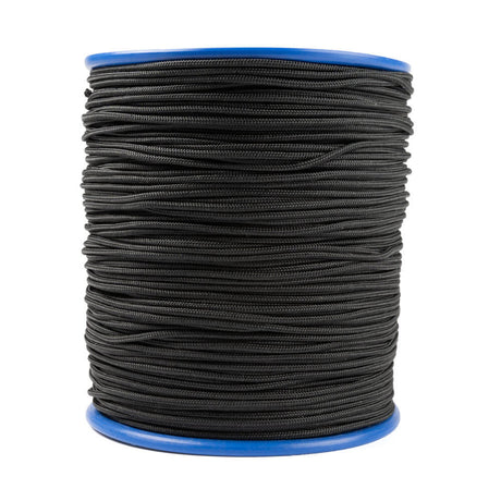 Een spoel met 200 meter zwart jaloeziekoord van 1,7 mm dikte, gemaakt van gevlochten polyester. Dit materiaal is gekozen vanwege zijn slijtvastheid en UV-bestendigheid. Het koord is strak opgerold op een blauwe plastic spoel met ronde flenzen aan beide uiteinden, tegen een witte achtergrond.