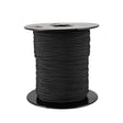 Een spoel met 50 meter zwart jaloeziekoord van 1,7 mm dikte, gemaakt van gevlochten polyester. Dit materiaal is gekozen vanwege zijn slijtvastheid en UV-bestendigheid. Het koord is strak opgerold op een zwarte plastic spoel met ronde flenzen aan beide uiteinden, tegen een witte achtergrond.
