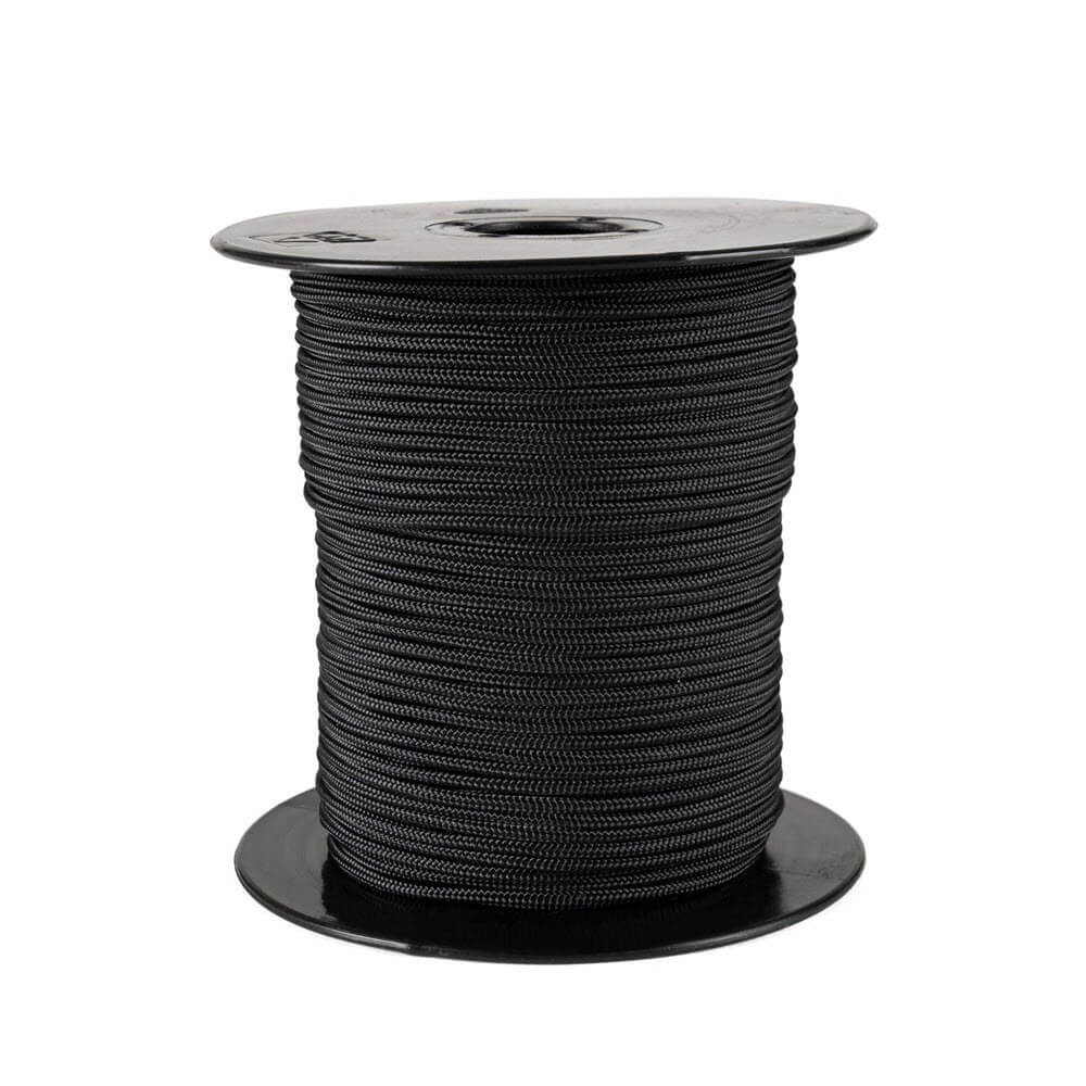 Een spoel met 50 meter zwart jaloeziekoord van 1,7 mm dikte, gemaakt van gevlochten polyester. Dit materiaal is gekozen vanwege zijn slijtvastheid en UV-bestendigheid. Het koord is strak opgerold op een zwarte plastic spoel met ronde flenzen aan beide uiteinden, tegen een witte achtergrond.