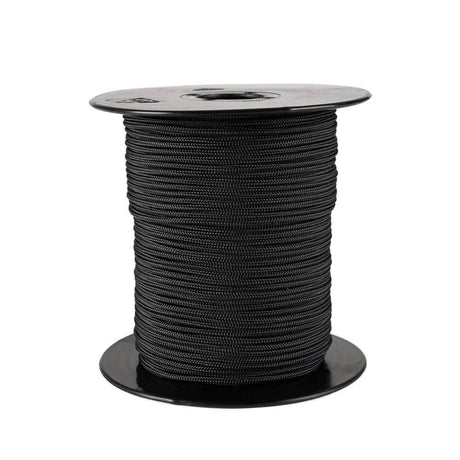 Een spoel met 50 meter zwart jaloeziekoord van 1,7 mm dikte, gemaakt van gevlochten polyester. Dit materiaal is gekozen vanwege zijn slijtvastheid en UV-bestendigheid. Het koord is strak opgerold op een zwarte plastic spoel met ronde flenzen aan beide uiteinden, tegen een witte achtergrond.