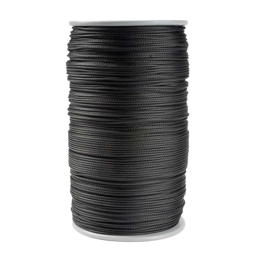 Een grote rol zwart Kevlar-touw van 1,5 mm dikte, gemaakt van aramide vezels met een mooie polyester mantel, strak en gelijkmatig opgerold op een witte spoel met ronde flenzen aan de boven- en onderkant, tegen een witte achtergrond