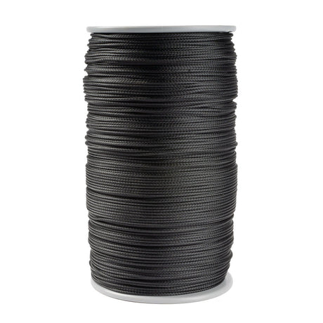 Een grote rol zwart Kevlar-touw van 1,5 mm dikte, gemaakt van aramide vezels met een mooie polyester mantel, strak en gelijkmatig opgerold op een witte spoel met ronde flenzen aan de boven- en onderkant, tegen een witte achtergrond