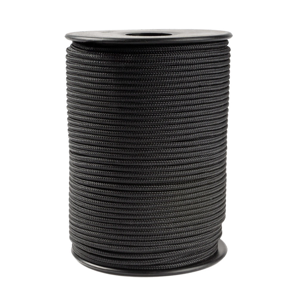 Een rol zwart polyester touw van 3 mm dikte met een strakke mantel, gevlochten met een uniforme structuur, netjes opgerold op een zwarte spoel met ronde flenzen aan de boven- en onderkant, tegen een witte achtergrond.