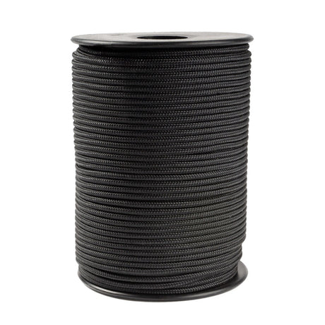 Een rol zwart polyester touw van 3 mm dikte met een strakke mantel, gevlochten met een uniforme structuur, netjes opgerold op een zwarte spoel met ronde flenzen aan de boven- en onderkant, tegen een witte achtergrond.