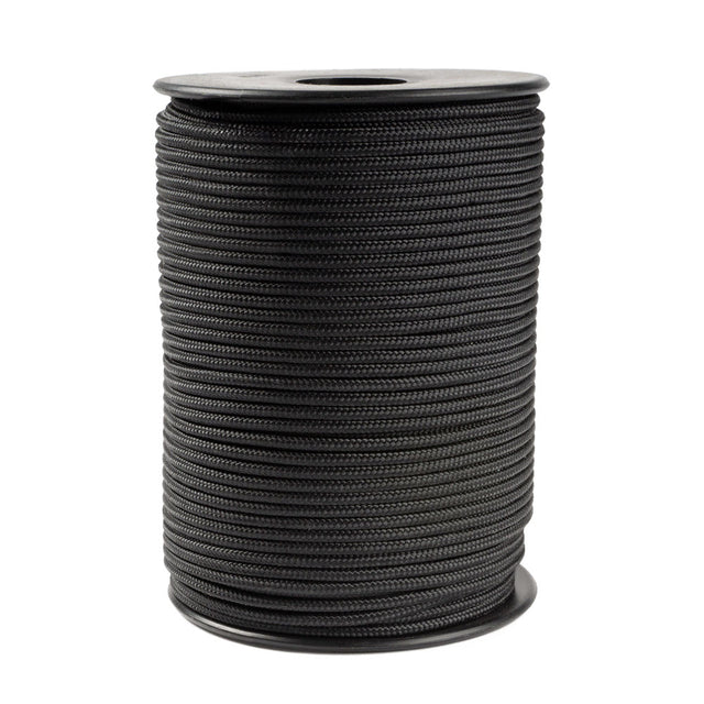 Een rol zwart polyester touw van 3 mm dikte met een strakke mantel, gevlochten met een uniforme structuur, netjes opgerold op een zwarte spoel met ronde flenzen aan de boven- en onderkant, tegen een witte achtergrond.