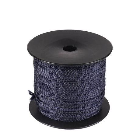 Een spoel van 100 meter navy-blauw polyester koord van 2 mm dikte, strak gevlochten met een uniforme structuur, netjes opgerold op een zwarte spoel met ronde flenzen aan de boven- en onderkant, tegen een witte achtergrond.