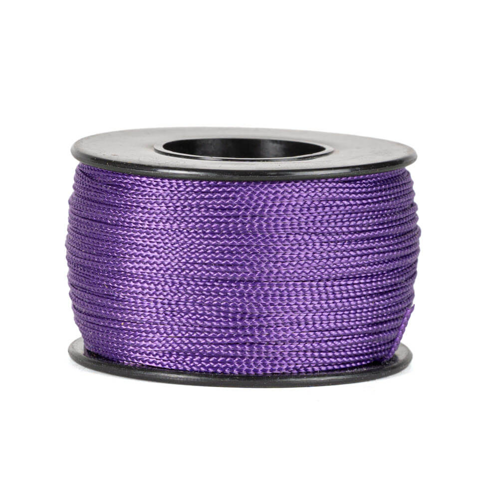 Een haspel van 90 meter paars polyester koord van 0,8 mm dikte, strak gevlochten met een uniforme structuur, netjes opgerold op een zwarte haspel met ronde flenzen aan de boven- en onderkant, tegen een witte achtergrond.