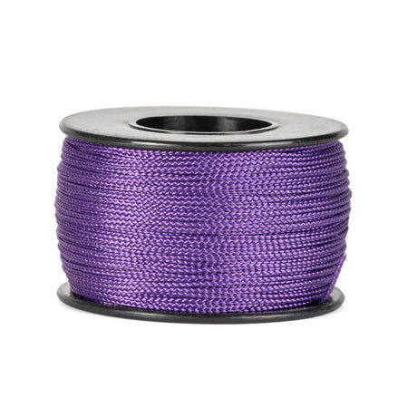 Een haspel van 90 meter paars polyester koord van 0,8 mm dikte, strak gevlochten met een uniforme structuur, netjes opgerold op een zwarte haspel met ronde flenzen aan de boven- en onderkant, tegen een witte achtergrond.