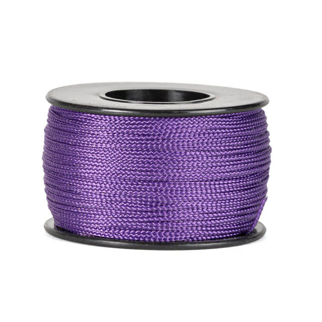 Een haspel van 90 meter paars polyester koord van 0,8 mm dikte, strak gevlochten met een uniforme structuur, netjes opgerold op een zwarte haspel met ronde flenzen aan de boven- en onderkant, tegen een witte achtergrond.
