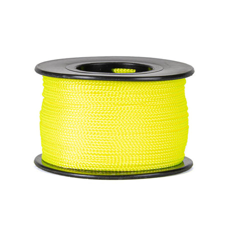 Een spoel van 90 meter geel polyester koord van 0,8 mm dikte, strak gevlochten met een uniforme structuur, netjes opgerold op een zwarte spoel met ronde flenzen aan de boven- en onderkant, tegen een witte achtergrond.