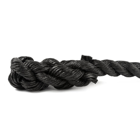 Zwart 32 mm touwtrek touw van polypropyleen - sterk, duurzaam touw voor sport en recreatie, liggend op witte achtergrond