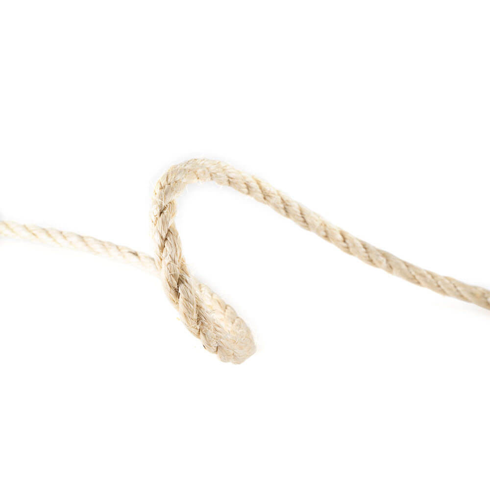 Een 10 mm sisal touw, beige en gevlochten, in een gebogen lus gelegd op een witte achtergrond.