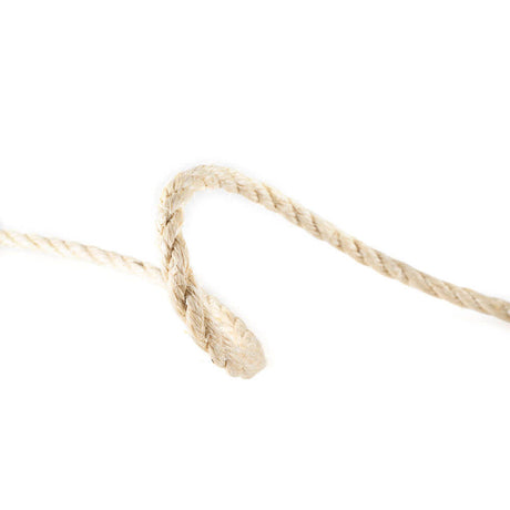 Een 10 mm sisal touw, beige en gevlochten, in een gebogen lus gelegd op een witte achtergrond.