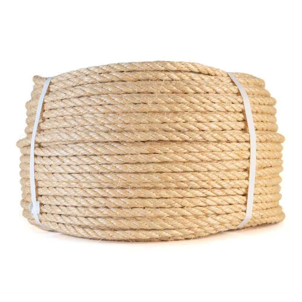 Grote rol 10 mm sisal touw, beige en gevlochten, netjes opgerold en vastgebonden met witte banden, geïsoleerd op een witte achtergrond.