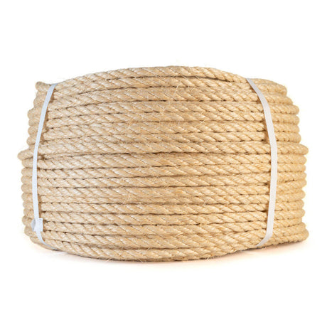 Grote rol 10 mm sisal touw, beige en gevlochten, netjes opgerold en vastgebonden met witte banden, geïsoleerd op een witte achtergrond.
