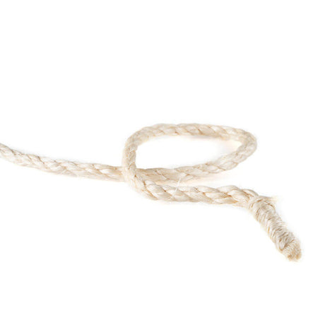 Close-up van een 8 mm sisal touw, beige van kleur, gevlochten en met een lus in het midden, geïsoleerd op een witte achtergrond.
