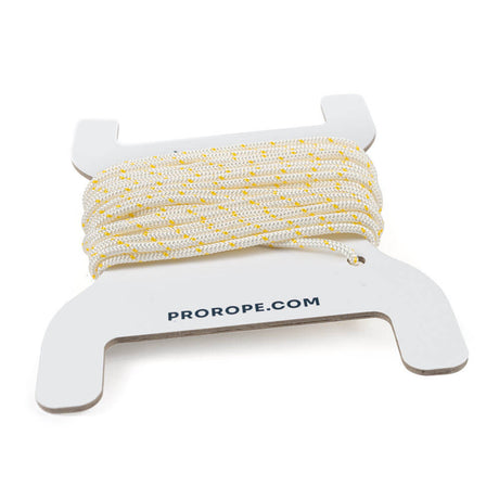 Een bundel Prorope startkoord van nylon, wit met gele stippen, netjes opgerold op een witte kartonnen houder met het logo 'PROROPE.COM' in blauwe letters.