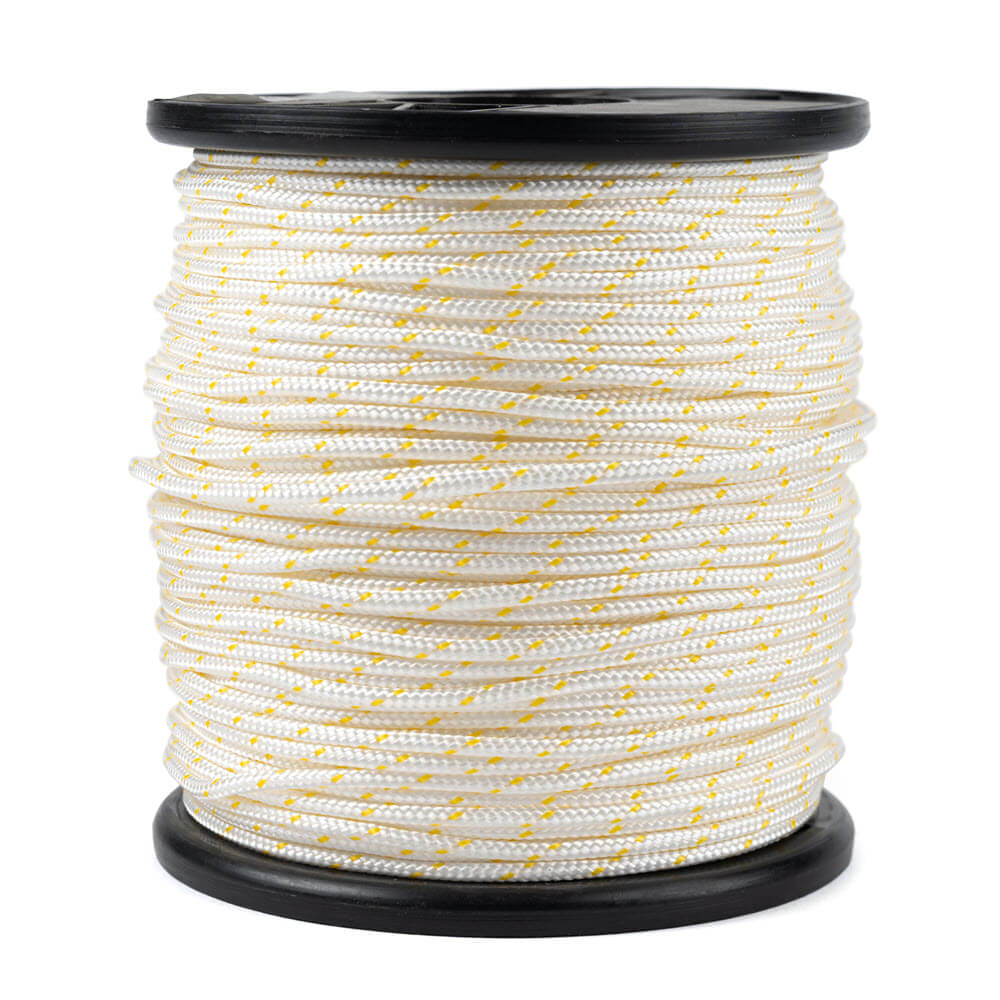 Een blauwe spoel met zwarte rand, waarop Prorope startkoord van nylon, wit met gele markeringen, is opgerold, getoond vanuit een ander perspectief vooraanzicht tegen een witte achtergrond.