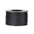 Een spoel van 90 meter zwart polyester koord van 0,8 mm dikte, strak gevlochten met een uniforme structuur, netjes opgerold op een zwarte spoel met ronde flenzen aan de boven- en onderkant, tegen een witte achtergrond.