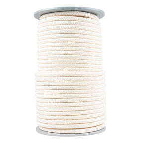 Een haspel met 10 mm gevlochten katoenen koord in ecru kleur, strak opgerold en geplaatst tegen een witte achtergrond. De haspel heeft grijze randen.