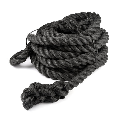 Een zwart polypropyleen touwtrektouw van 20 meter lang en 32 mm dik, netjes opgerold en vastgebonden met een zwarte tie-wrap, met geknoopte uiteinden, tegen een witte achtergrond.