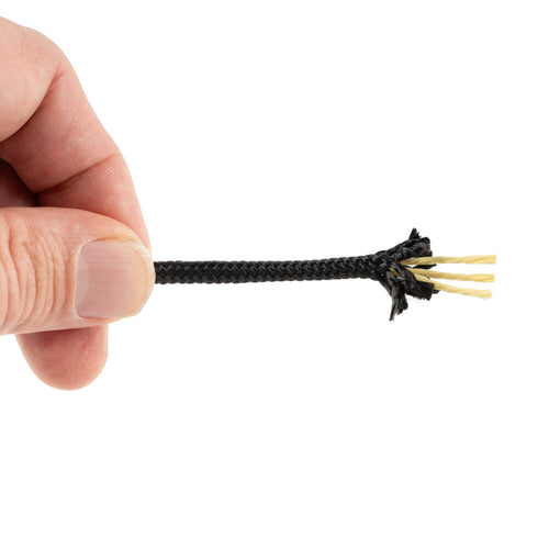 Een hand houdt een 4 mm Kevlar koord met een zwarte polyester mantel vast. Het uiteinde van het koord is ontward, waardoor de drie gele Kevlar strengen van de kern zichtbaar zijn tegen een witte achtergrond.