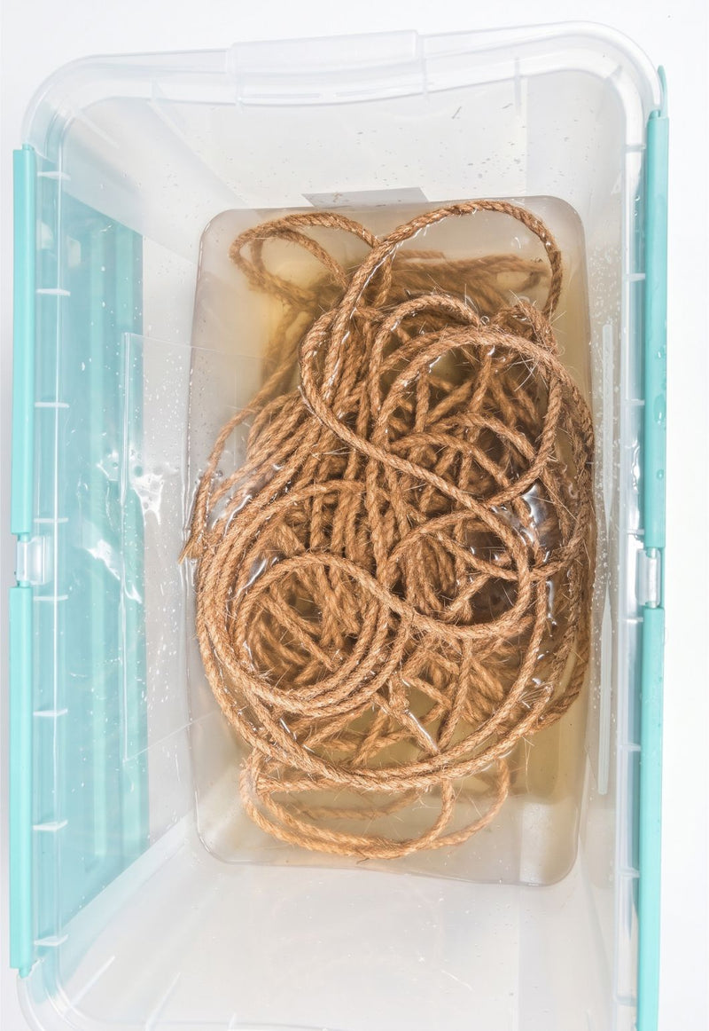 6 mm manilla touw in een bak met zoet water bij de start van de watertest