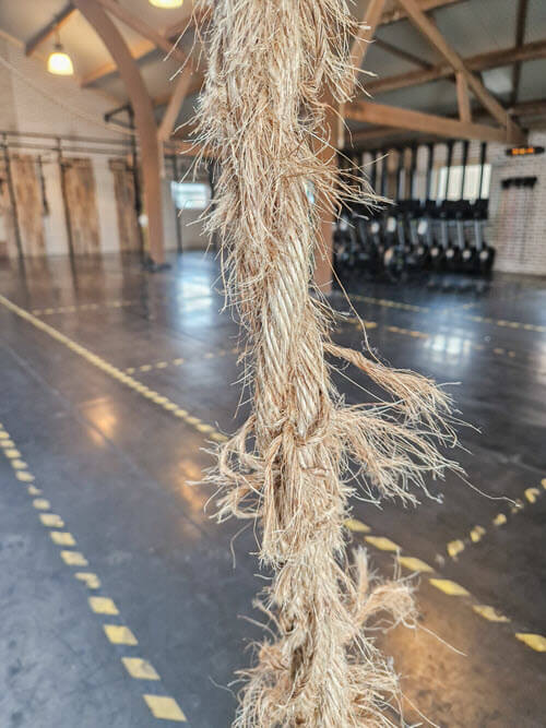 Gerafeld 38 mm manilla klimtouw na ongeveer een jaar gebruik in een crossfitbox