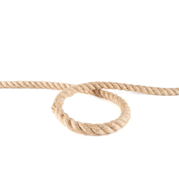Geslagen jute touw Ø 4 mm in warm goudbruin op houten ondergrond