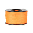 Een spoel van 90 meter oranje polyester koord van 0,8 mm dikte, strak gevlochten met een uniforme structuur, netjes opgerold op een zwarte spoel met ronde flenzen aan de boven- en onderkant, tegen een witte achtergrond.