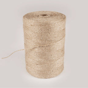 Jute touw 2 draads op klos van 0,5 kg, circa 450 meter, beige natuurlijke kleur, perfect voor tuinieren of het verpakken van groenten.