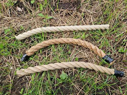 Buitentest: spleitex, echt manilla en kunststof touw in manillakleur van 32 mm naast elkaar in het gras